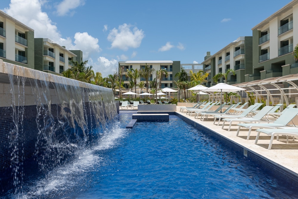 Catalonia Grand Costa Mujeres All Suites & Spa - All Inclusive — Swimming pool in Playa Mujeres, Quintana Roo