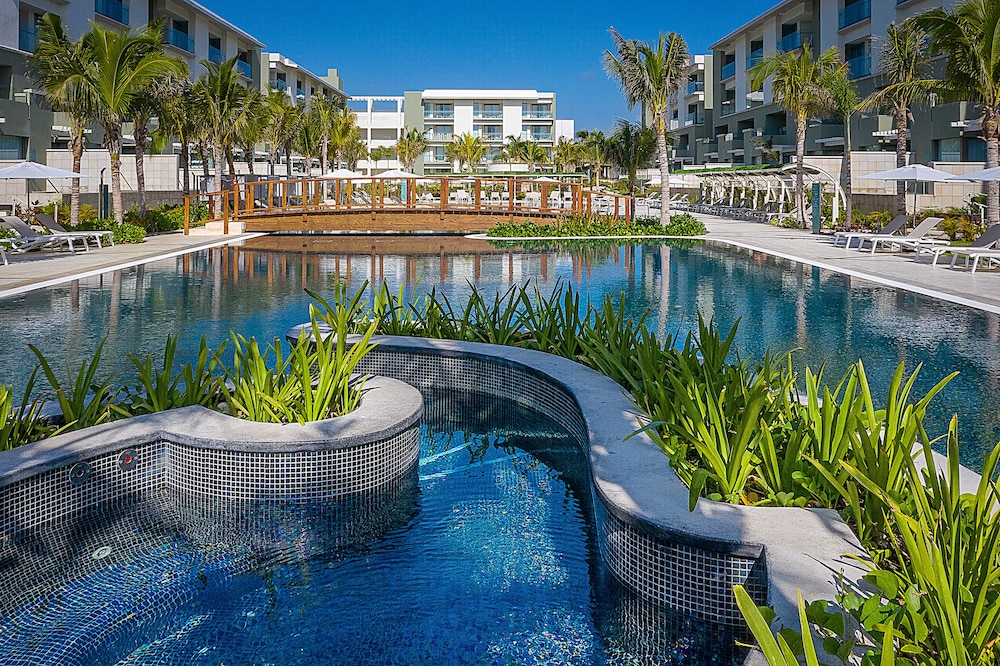 Catalonia Grand Costa Mujeres All Suites & Spa - All Inclusive — Swimming pool in Playa Mujeres, Quintana Roo