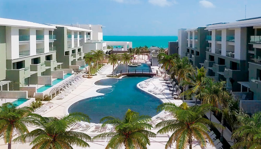 Catalonia Grand Costa Mujeres All Suites & Spa - All Inclusive — Swimming pool in Playa Mujeres, Quintana Roo