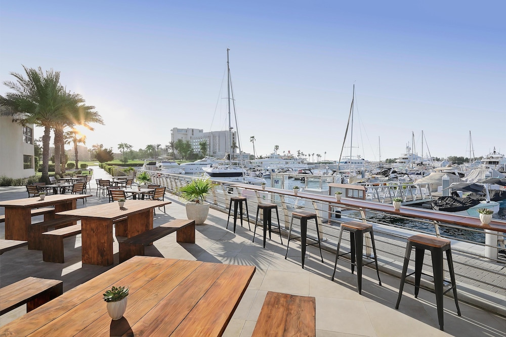 JA Lake View Hotel, Dubai — Restaurant & bars in Dubai