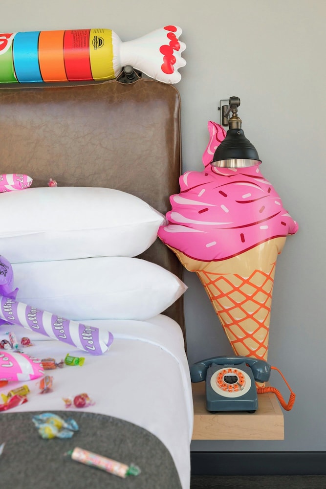 Moxy Boston Downtown — Hotel rooms in Boston, Massachusetts