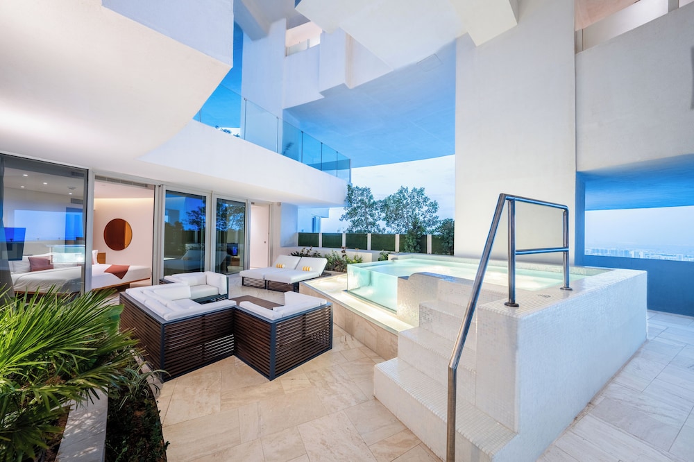 FIVE Jumeirah Village Dubai — Hotel building in Dubai