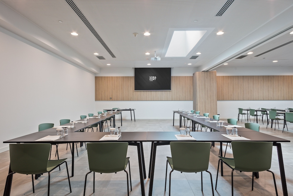 Hotel Acta Voraport — Hotel building in Barcelona, Catalonia