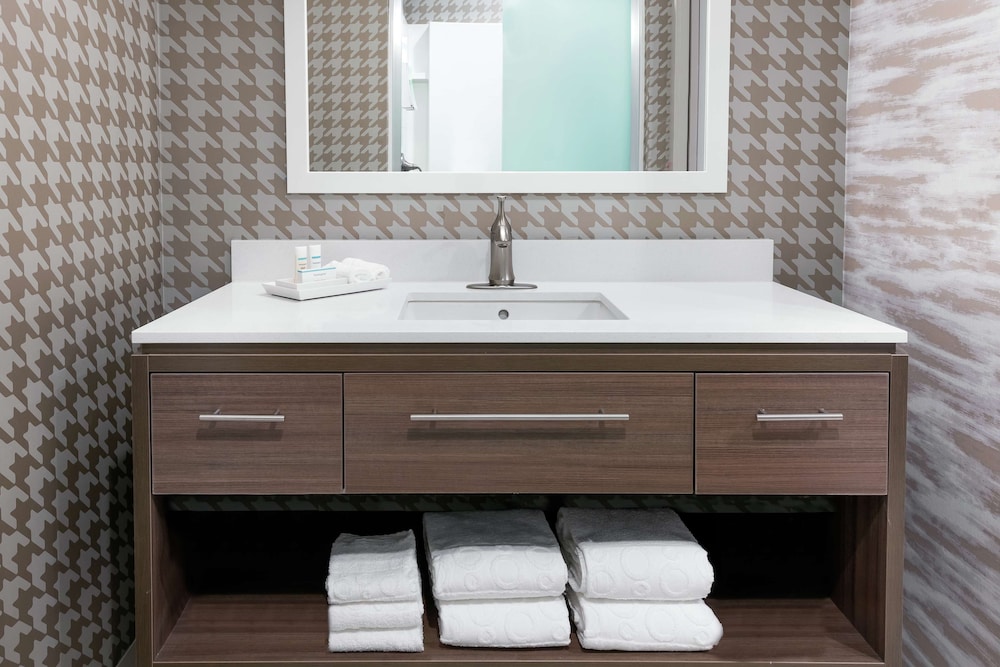 Home2 Suites by Hilton Orlando Near UCF — Hotel rooms in Orlando, Florida