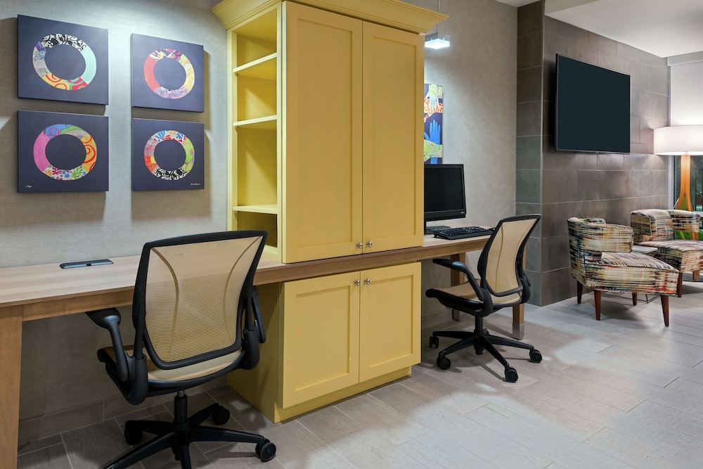 Home2 Suites by Hilton Orlando Near UCF — Hotel building in Orlando, Florida