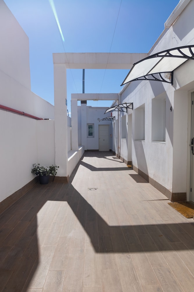 Apartamentos Magna Sevilla — Hotel building in Seville, Andalusia