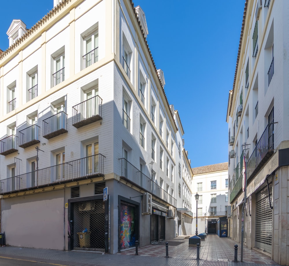 Apartamentos Magna Sevilla — Hotel building in Seville, Andalusia