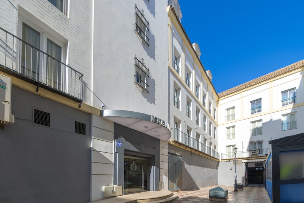 Apartamentos Magna Sevilla — Hotel building in Seville, Andalusia