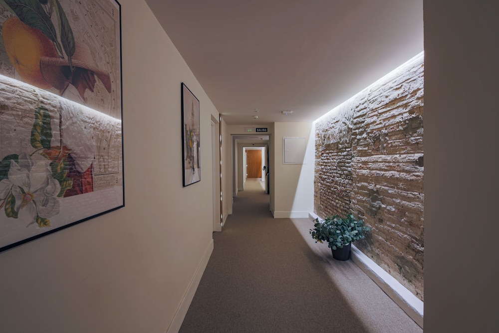 Apartamentos Magna Sevilla — Hotel building in Seville, Andalusia