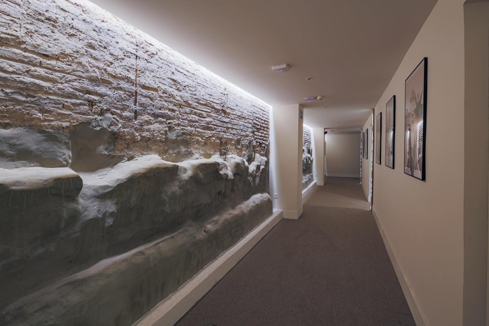 Apartamentos Magna Sevilla — Hotel building in Seville, Andalusia