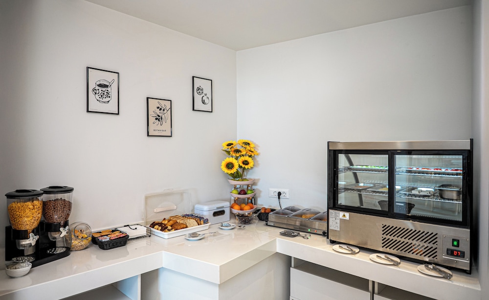 Marvel Deluxe Rooms — Restaurant & bars in Heraklion