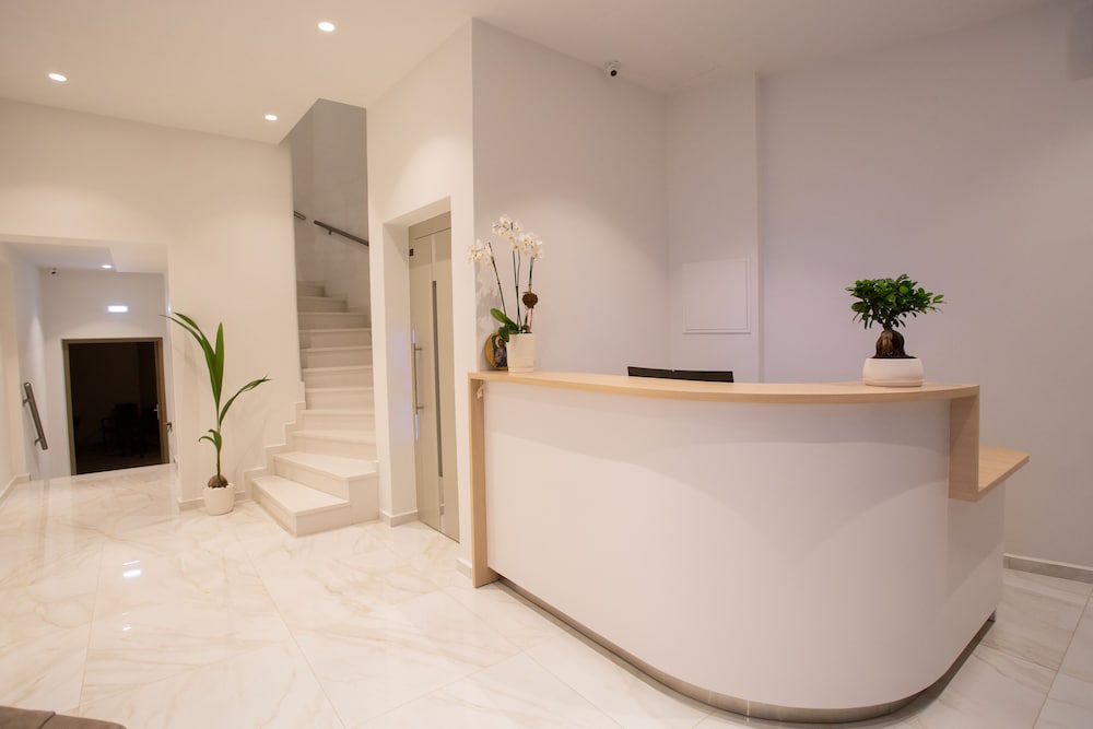 Marvel Deluxe Rooms — Hotel building in Heraklion