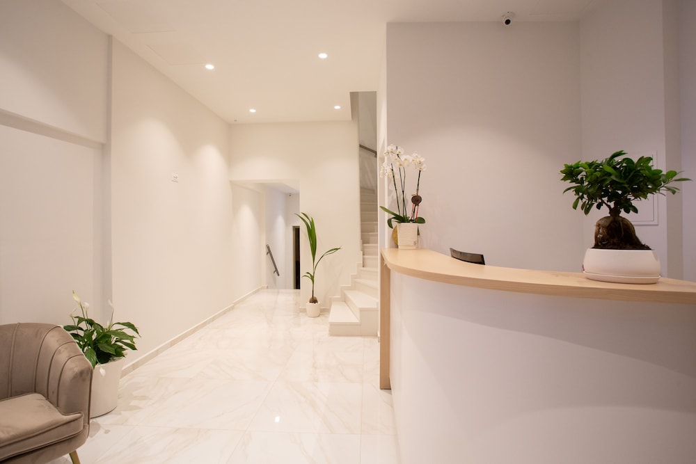 Marvel Deluxe Rooms — Hotel building in Heraklion
