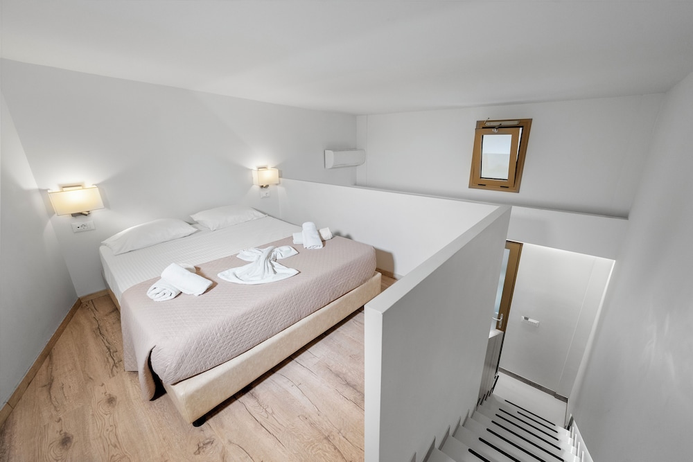 Marvel Deluxe Rooms — Hotel rooms in Heraklion