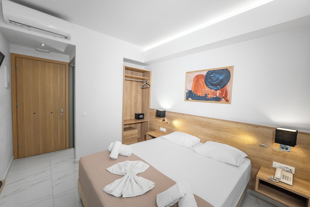 Marvel Deluxe Rooms — Hotel rooms in Heraklion