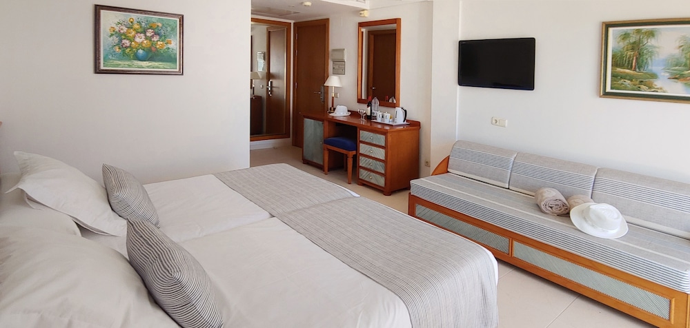 Hotel Rocamarina - Adults Only — Hotel rooms in Cala d´Or, Balearic Islands