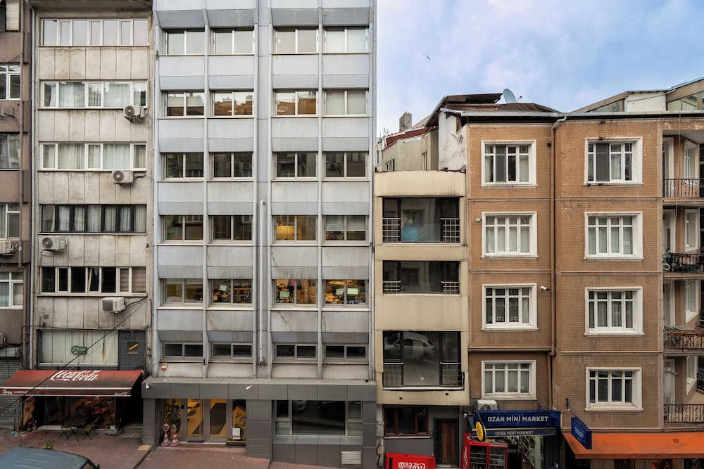 Cihangir Palace — Hotel building in Istanbul, Istanbul