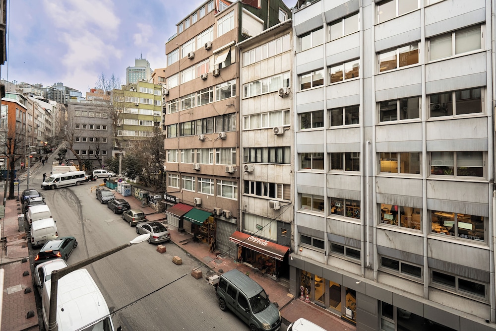 Cihangir Palace — Hotel building in Istanbul, Istanbul