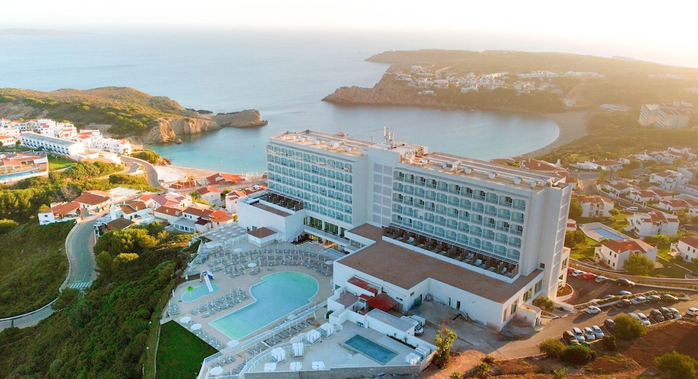 Palladium Hotel Menorca — Hotel building in Arenal d'en Castell, Balearic Islands