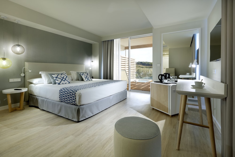 Palladium Hotel Menorca — Hotel rooms in Arenal d'en Castell, Balearic Islands