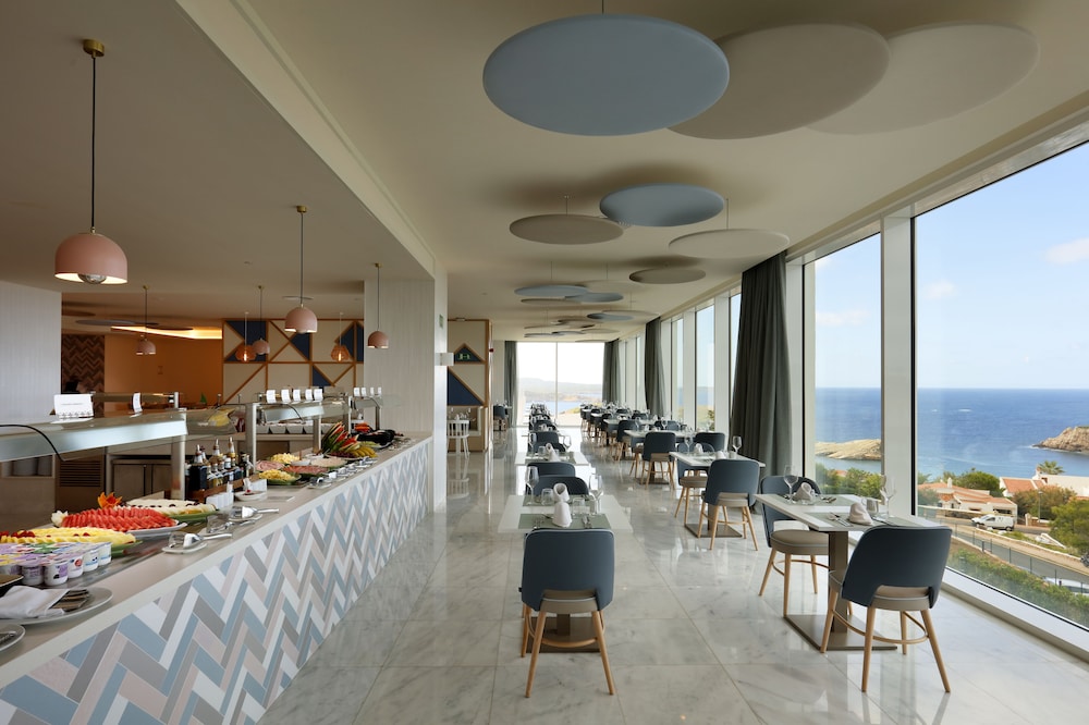Palladium Hotel Menorca — Restaurant & bars in Arenal d'en Castell, Balearic Islands