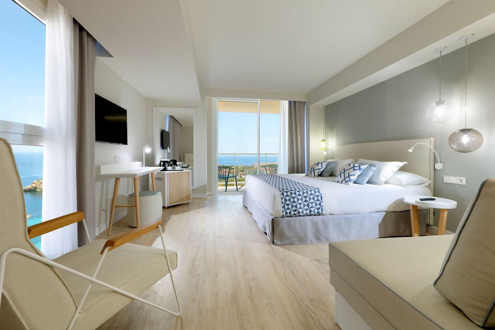 Palladium Hotel Menorca — Hotel rooms in Arenal d'en Castell, Balearic Islands