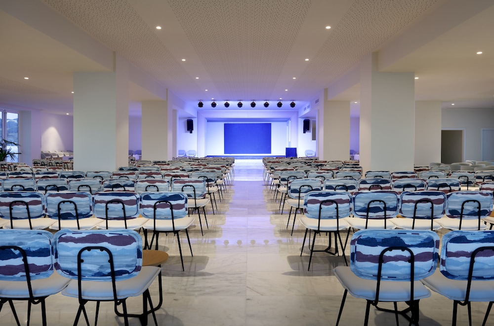 Palladium Hotel Menorca — Restaurant & bars in Arenal d'en Castell, Balearic Islands