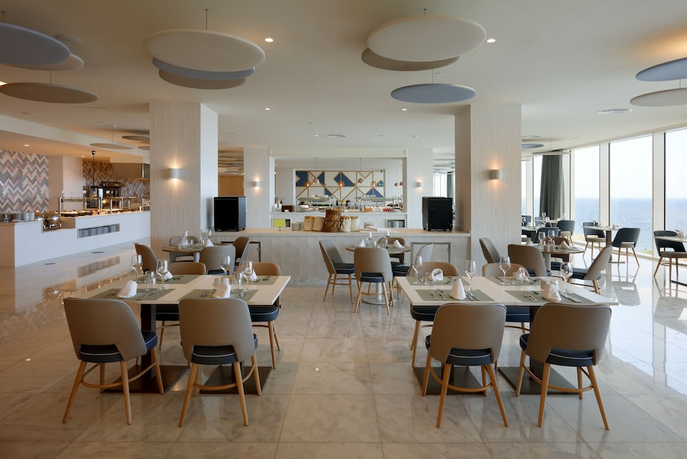 Palladium Hotel Menorca — Restaurant & bars in Arenal d'en Castell, Balearic Islands