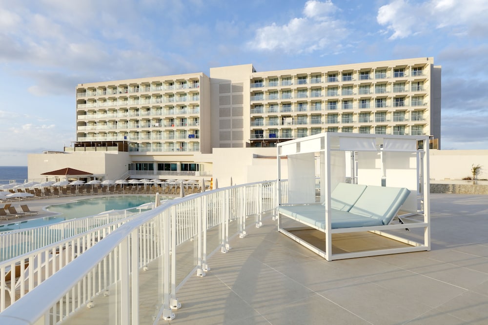 Palladium Hotel Menorca — Hotel building in Arenal d'en Castell, Balearic Islands