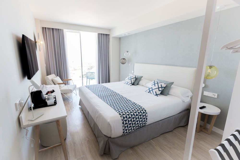 Palladium Hotel Menorca — Hotel rooms in Arenal d'en Castell, Balearic Islands