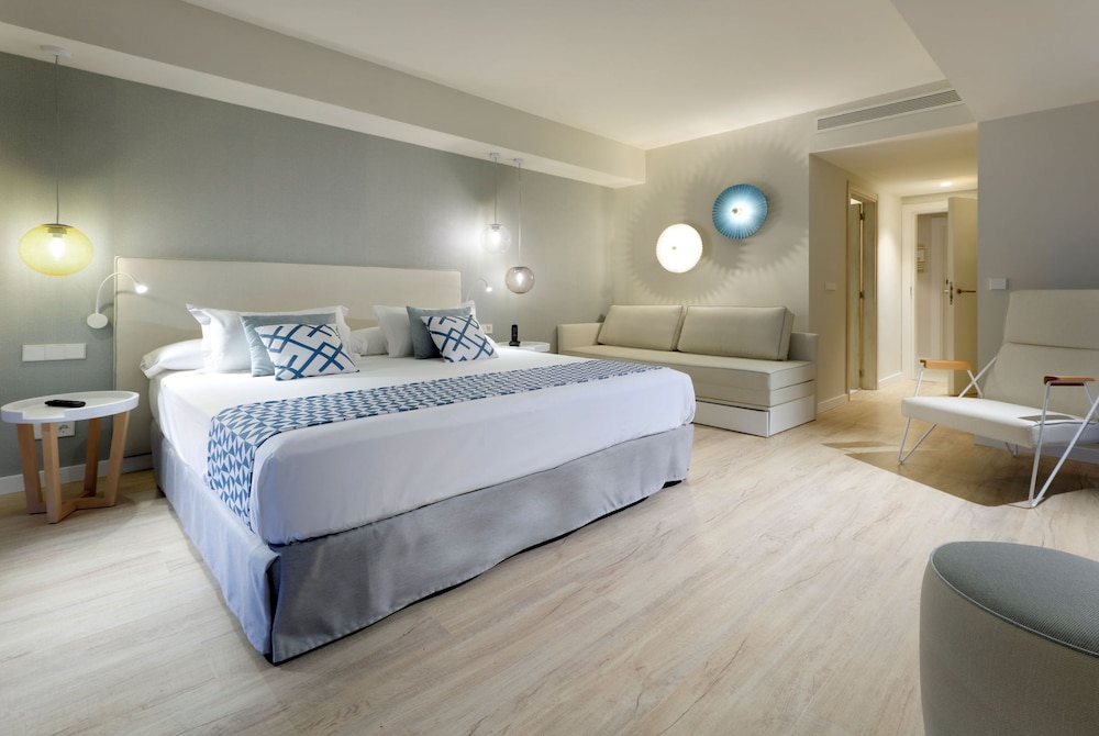 Palladium Hotel Menorca — Hotel rooms in Arenal d'en Castell, Balearic Islands