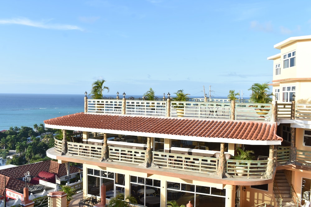 Hotel Grand A View — Hotel building in Montego Bay