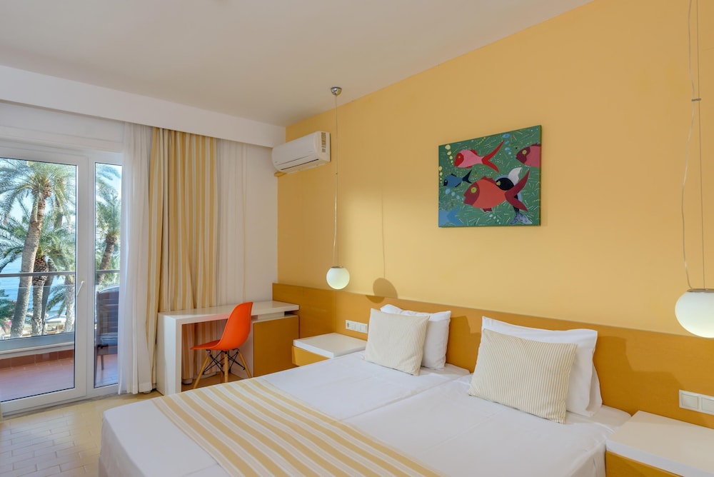 Zeus Hotels Palm Beach — Hotel rooms in Stalida