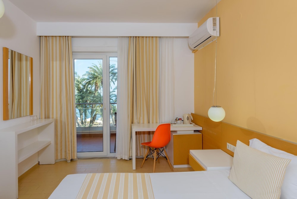 Zeus Hotels Palm Beach — Hotel rooms in Stalida