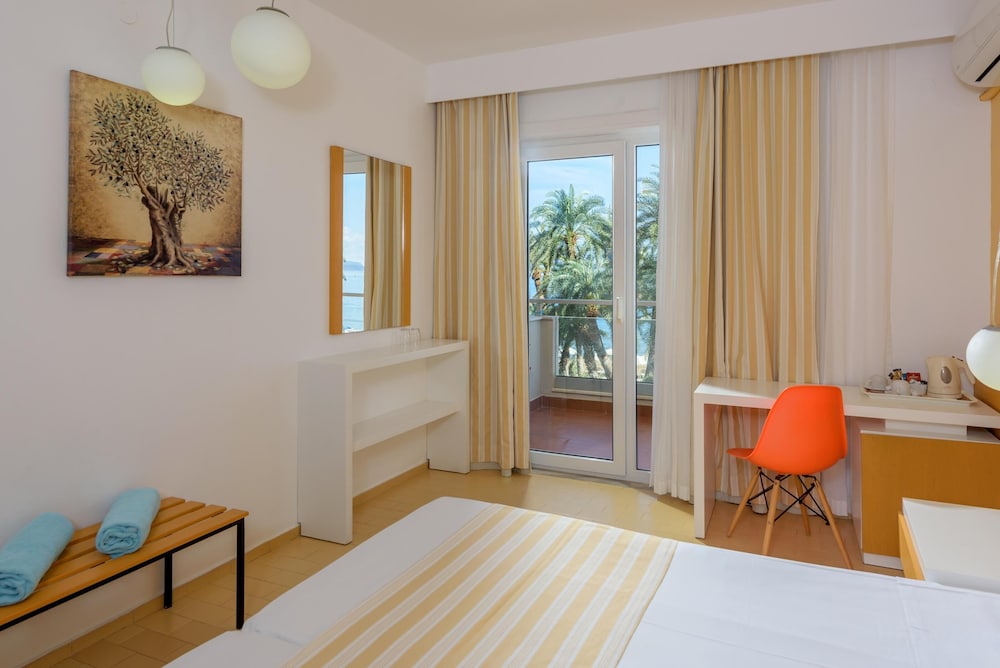 Zeus Hotels Palm Beach — Hotel rooms in Stalida