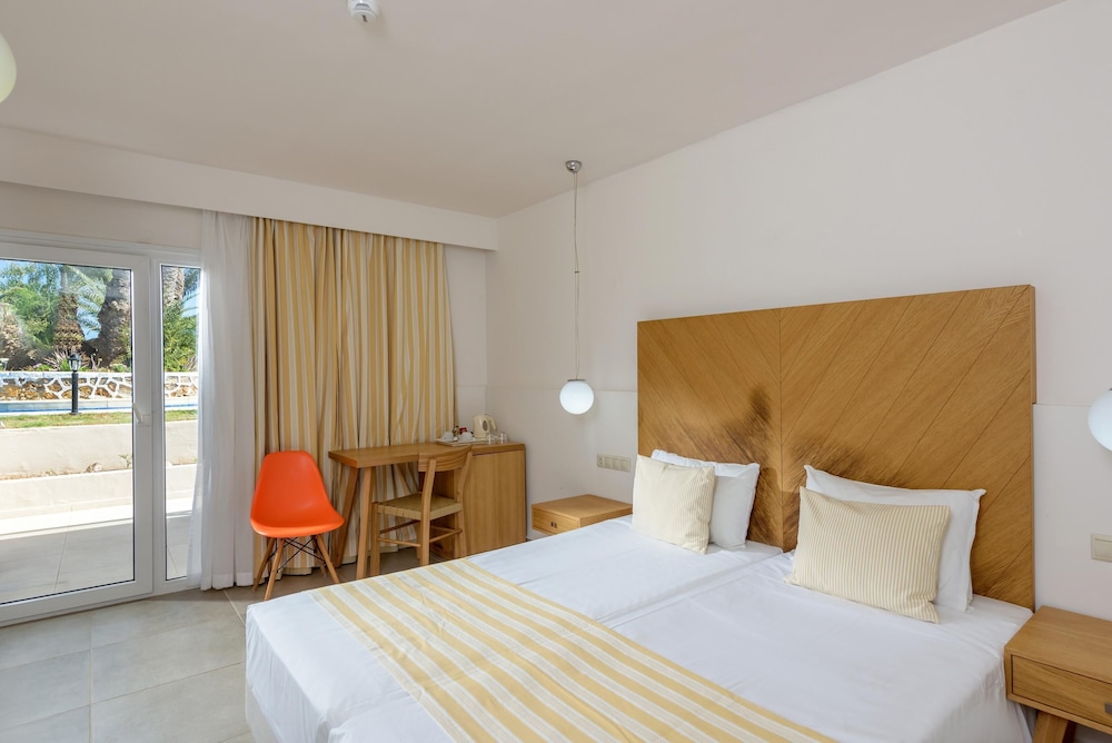Zeus Hotels Palm Beach — Hotel rooms in Stalida