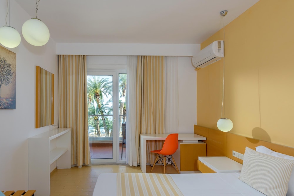 Zeus Hotels Palm Beach — Hotel rooms in Stalida