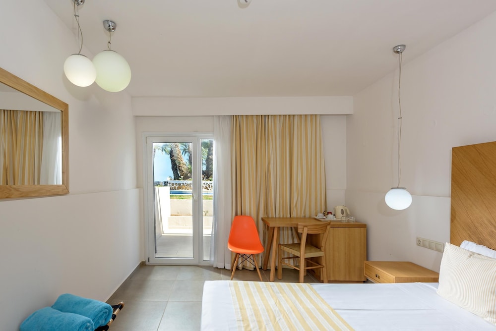 Zeus Hotels Palm Beach — Hotel rooms in Stalida