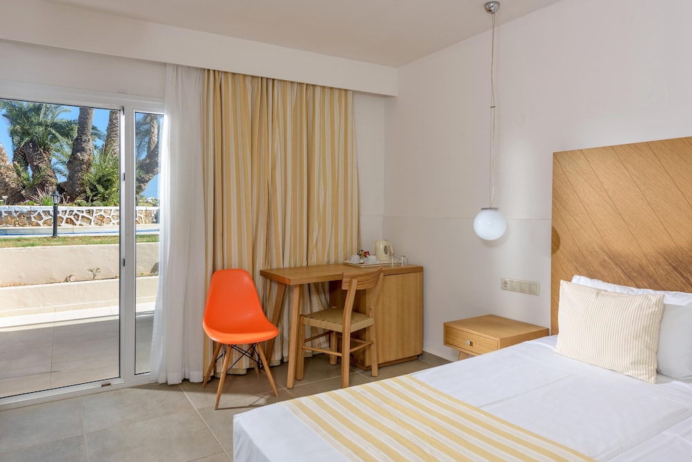 Zeus Hotels Palm Beach — Hotel rooms in Stalida