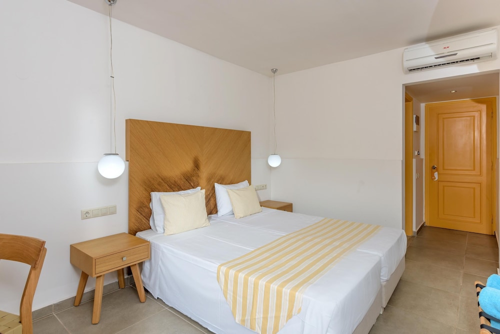 Zeus Hotels Palm Beach — Hotel rooms in Stalida