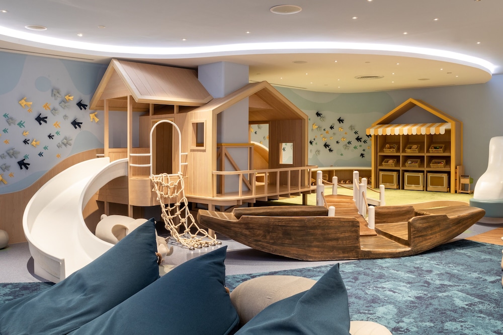Four Seasons Hotel Bangkok at Chao Phraya River — Attractions for children in Bangkok, Bangkok
