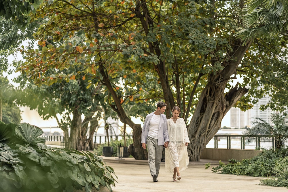 Four Seasons Hotel Bangkok at Chao Phraya River — Hotel building in Bangkok, Bangkok