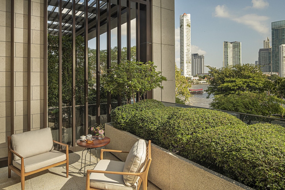 Four Seasons Hotel Bangkok at Chao Phraya River — Hotel building in Bangkok, Bangkok