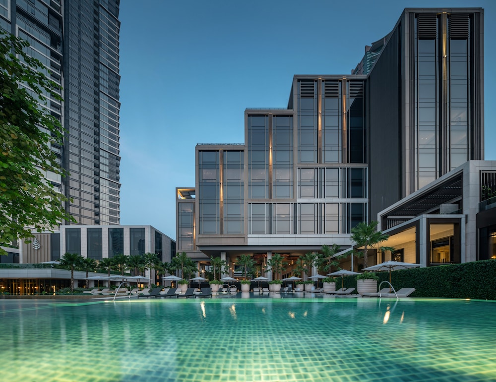 Four Seasons Hotel Bangkok at Chao Phraya River — Swimming pool in Bangkok, Bangkok