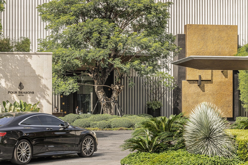 Four Seasons Hotel Bangkok at Chao Phraya River — Hotel building in Bangkok, Bangkok