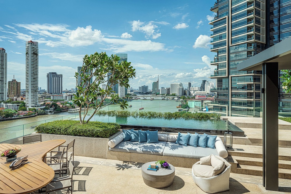 Four Seasons Hotel Bangkok at Chao Phraya River — Swimming pool in Bangkok, Bangkok