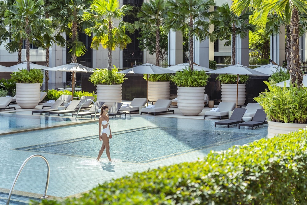 Four Seasons Hotel Bangkok at Chao Phraya River — Swimming pool in Bangkok, Bangkok