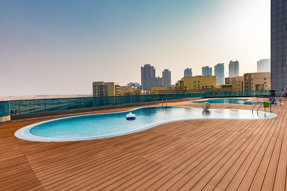 Millennium Place Barsha Heights Hotel — Swimming pool in Dubai