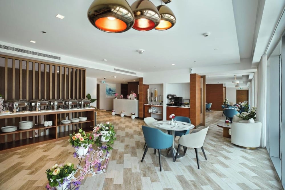 Millennium Executive Apartments Mont Rose — Restaurant & bars in Dubai
