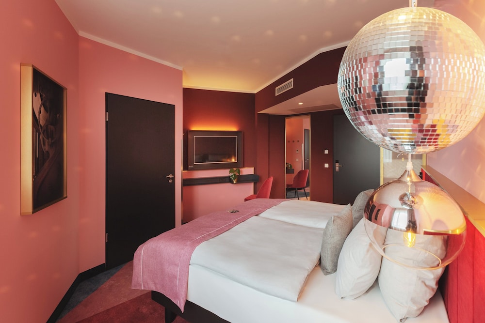 Holiday Inn - the niu, Loco Munich North by IHG — Hotel rooms in Munich, Bavaria